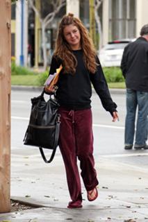 Shenae Grimes-Beech feet photo thumbnail