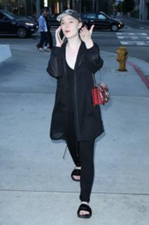 Elle Fanning feet photo thumbnail
