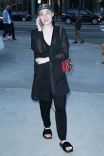 Elle Fanning feet photo thumbnail