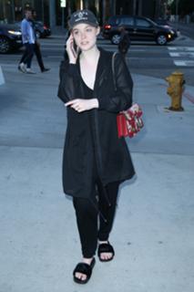 Elle Fanning feet photo thumbnail