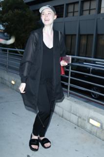 Elle Fanning feet photo thumbnail