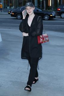 Elle Fanning feet photo thumbnail