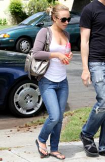 Hayden Panettiere feet photo thumbnail