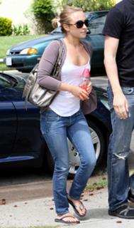 Hayden Panettiere feet photo thumbnail