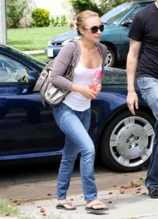 Hayden Panettiere feet photo thumbnail