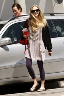 Amanda Seyfried feet photo thumbnail