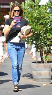 Jennifer Garner feet photo thumbnail