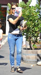 Jennifer Garner feet photo thumbnail