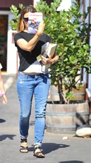Jennifer Garner feet photo thumbnail