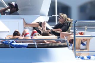 Carrie Underwood feet photo thumbnail