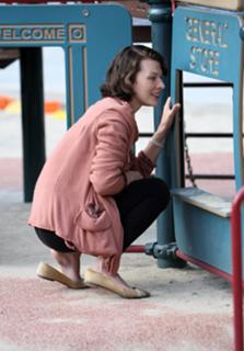 Milla Jovovich feet photo thumbnail