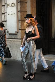 Bella Thorne feet photo thumbnail