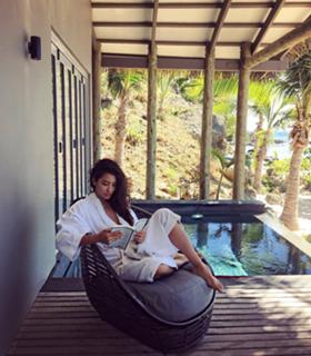 Shay Mitchell feet photo thumbnail