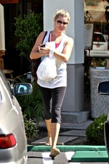 Rebecca Romijn feet photo thumbnail
