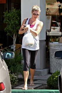 Rebecca Romijn feet photo thumbnail