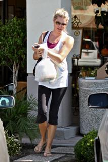Rebecca Romijn feet photo thumbnail