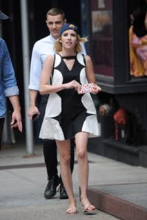 Emma Roberts feet photo thumbnail