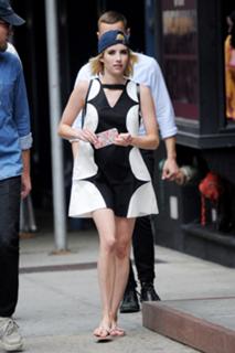 Emma Roberts feet photo thumbnail