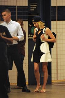 Emma Roberts feet photo thumbnail