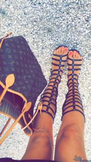 Valentina Vignali feet photo thumbnail