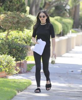Jessica Gomes feet photo thumbnail