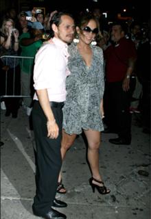 Jennifer Lopez feet photo thumbnail