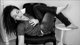 Kéfera Buchmann feet photo thumbnail