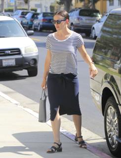 Jennifer Garner feet photo thumbnail