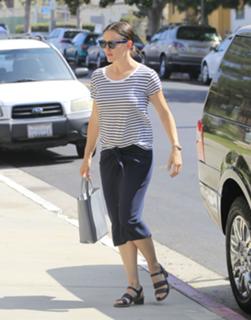 Jennifer Garner feet photo thumbnail