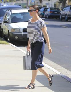 Jennifer Garner feet photo thumbnail