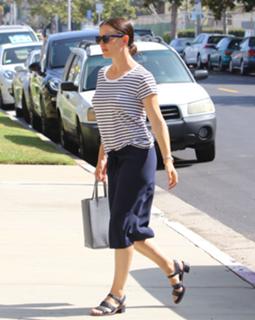 Jennifer Garner feet photo thumbnail