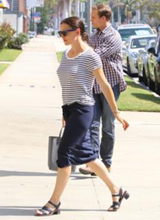 Jennifer Garner feet photo thumbnail