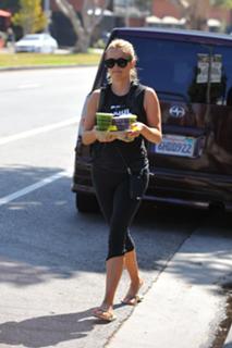 Reese Witherspoon feet photo thumbnail