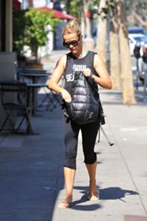 Reese Witherspoon feet photo thumbnail