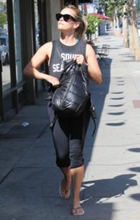 Reese Witherspoon feet photo thumbnail