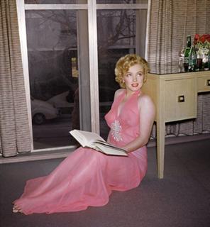 Marilyn Monroe feet photo thumbnail