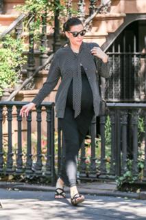 Liv Tyler feet photo thumbnail