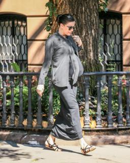 Liv Tyler feet photo thumbnail