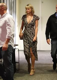 Taylor Swift feet photo thumbnail