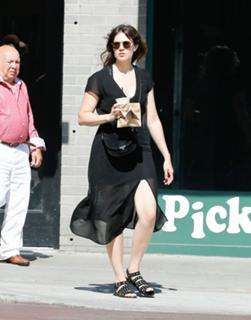 Mandy Moore feet photo thumbnail