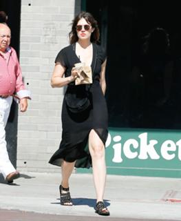 Mandy Moore feet photo thumbnail