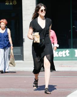 Mandy Moore feet photo thumbnail