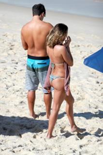 Deborah Secco feet photo thumbnail