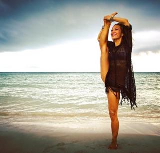 Kino MacGregor feet photo thumbnail