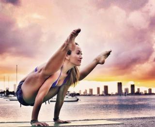 Kino MacGregor feet photo thumbnail