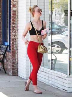 Elle Fanning feet photo thumbnail