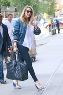 Blake Lively feet photo thumbnail
