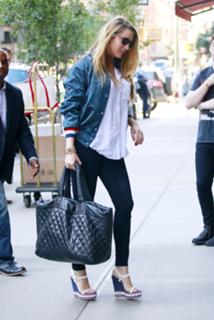 Blake Lively feet photo thumbnail