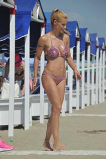 Michelle Hunziker feet photo thumbnail
