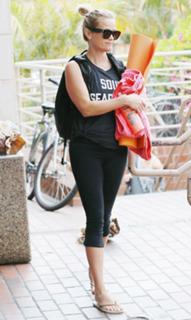 Reese Witherspoon feet photo thumbnail
